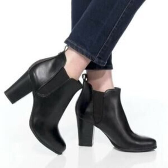 New Michael Kors Women's Black Evaline Heeled Ankle Bootie Size 9.0 NWOT - Picture 9 of 9